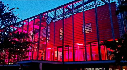 Le parc nautique départemental de l'Île de Monsieur éclairé en rose