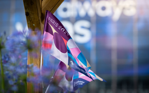 Le drapeau de Paris 2024 qui flotte au vent