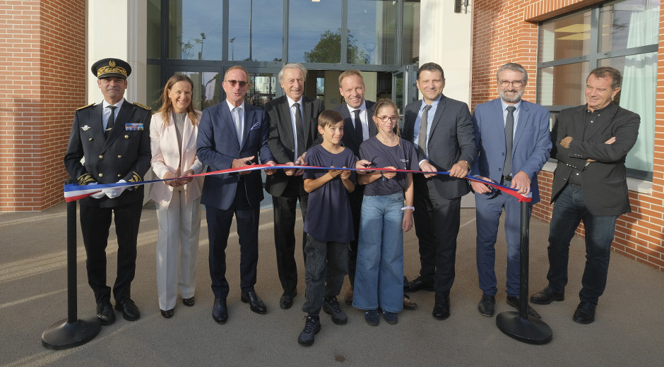 Les institutionnels prennent l apause pour le coupage de ruban symbolisant l'inauguration du collège Claude-Nicolas-Ledoux.