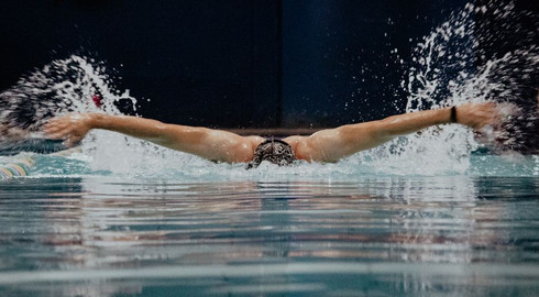 natation-hauts-de-seine photo d'illustration d'un athlète nageant le papillon