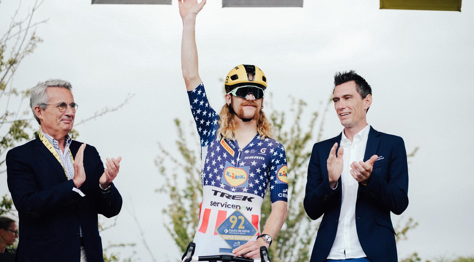 Quinn Simmons après l aremise du trophée, entouré de Jean-Christophe Fromentin et de Pierre Rolland
