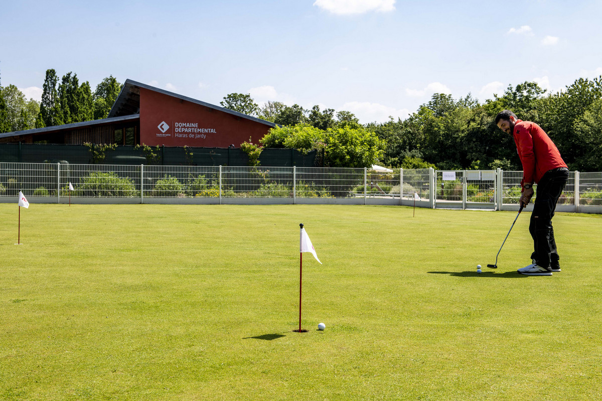 golfeur dur le putting green du domaine départemental du haras de Jardy dan sles Hauts-de-Seine