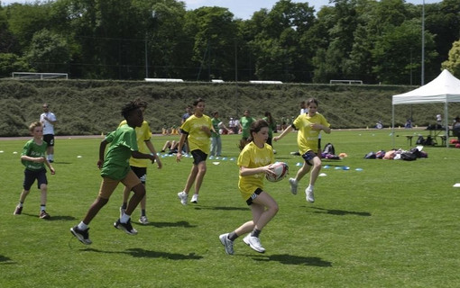Sports en seine Les collégiens jouant au rugby sur la pelouse