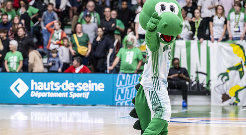 Dunky, la mascotte de Nanterre 92 ambiance le Palais des sports Maurice-Thorez