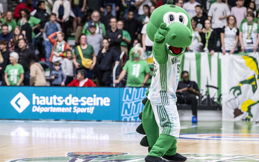 Dunky, la mascotte de Nanterre 92 ambiance le Palais des sports Maurice-Thorez