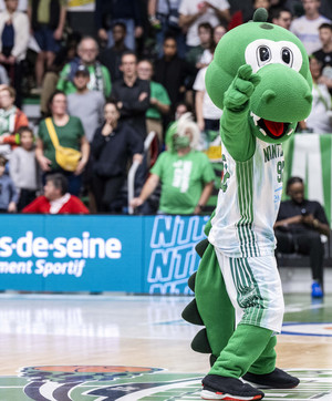 Dunky, la mascotte de Nanterre 92 ambiance le Palais des sports Maurice-Thorez