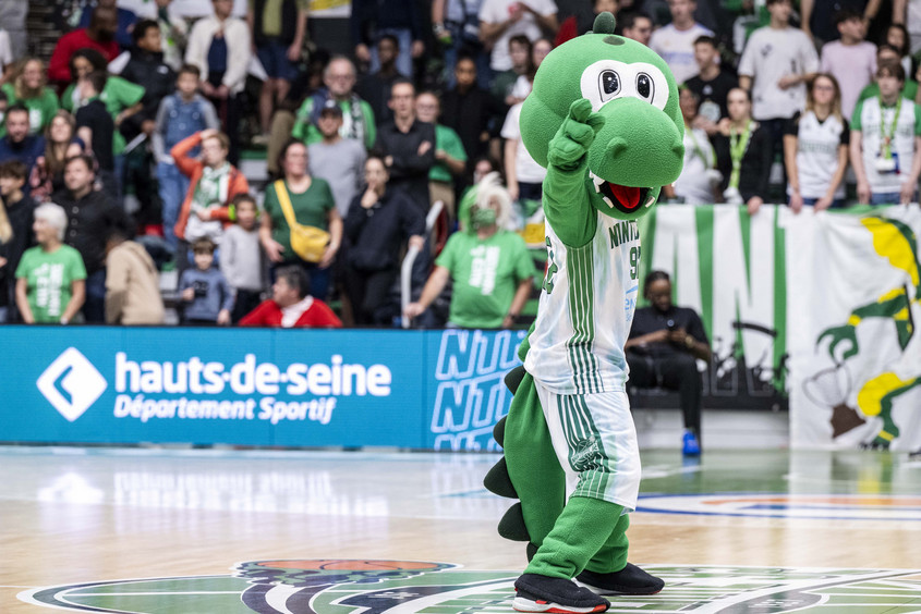 Dunky, la mascotte de Nanterre 92 ambiance le Palais des sports Maurice-Thorez