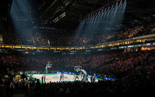 Vue intérieure de Paris La Défense Arena en mode basket lors du match Nanterre92 vs Monaco en 2024