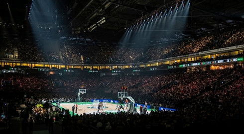 Vue intérieure de Paris La Défense Arena en mode basket lors du match Nanterre92 vs Monaco en 2024