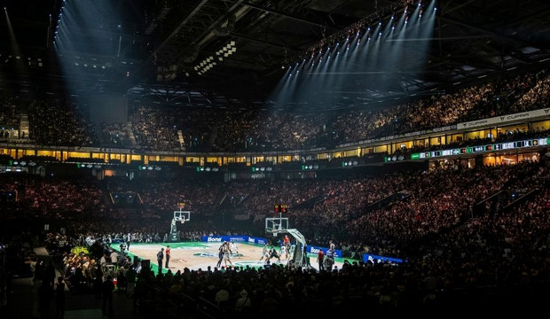 Vue intérieure de Paris La Défense Arena en mode basket lors du match Nanterre92 vs Monaco en 2024