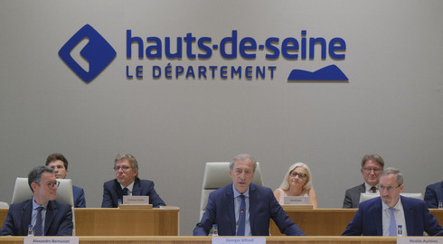 Georges Siffredi, président du Département, siégeant en séance publique aux côtés de l'administration départementale.