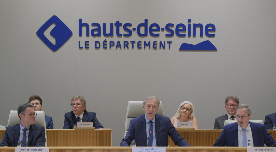 Georges Siffredi, président du Département, siégeant en séance publique aux côtés de l'administration départementale.