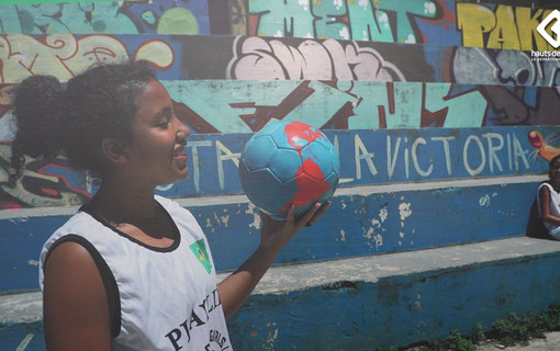 Une jeune fille jouant au ballon