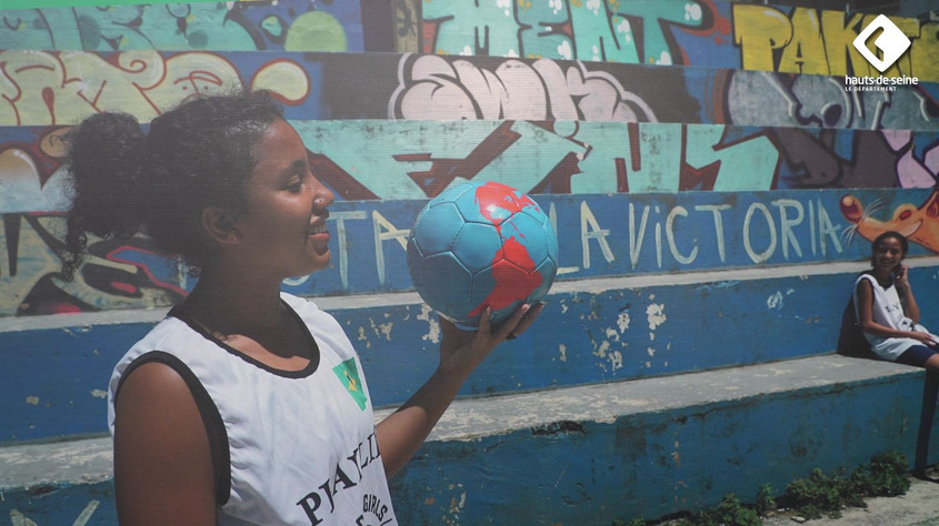 Une jeune fille jouant au ballon