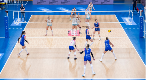 Les joueuses pendant un match vu du haut des gradins du palais des sports