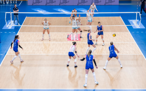 Les joueuses pendant un match vu du haut des gradins du palais des sports