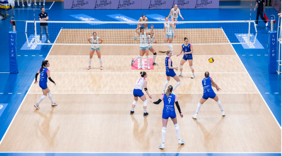 Les joueuses pendant un match vu du haut des gradins du palais des sports