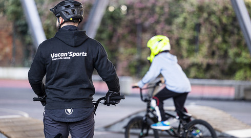 Jeune encadré par un éducateur sur l'activité BMX