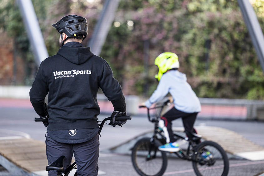 Jeune encadré par un éducateur sur l'activité BMX