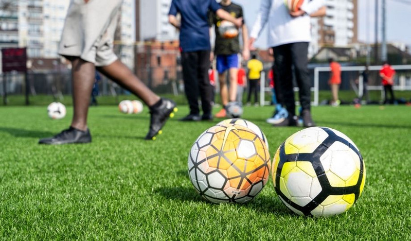 Collégiens participant au trophée football des Hauts-de-Seine