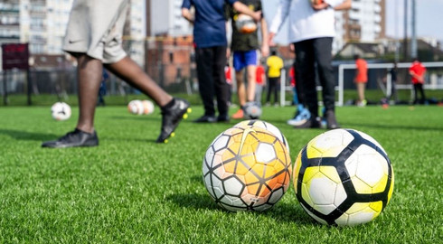 Collégiens participant au trophée football des Hauts-de-Seine