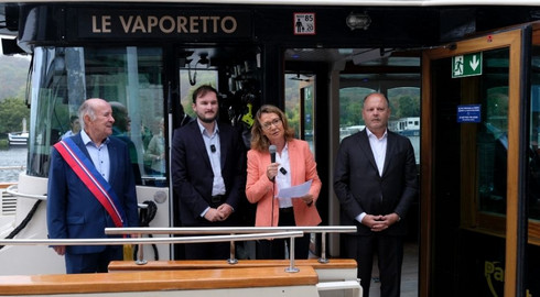 Marie-Noëlle Charoy, conseillère départementale, inaugure la navette fluviale aux côtés de Yves révillon, vice-président du Département et Thierry Lefèvre maire d'Issy-les-Moulineaux.