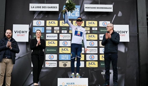 Mattias Skjelmose, de chez Lidl- Trek sur le podium avec Denis Datcharry, conseiller départemental.