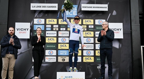 Mattias Skjelmose, de chez Lidl- Trek sur le podium avec Denis Datcharry, conseiller départemental.