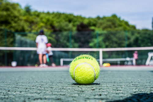 Balle de tennis en gros plan sur un court