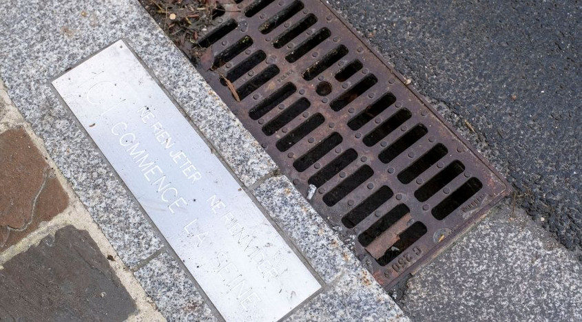 Grille d'évacuation des eaux sur l'espace public