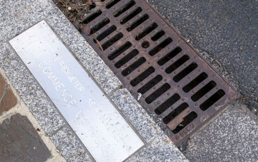 Grille d'évacuation des eaux sur l'espace public