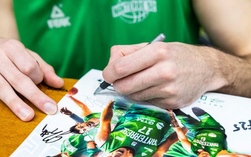 Séance de dédicaces des joueurs de Nanterre 92 pour les jeunes des Hauts-de-Seine