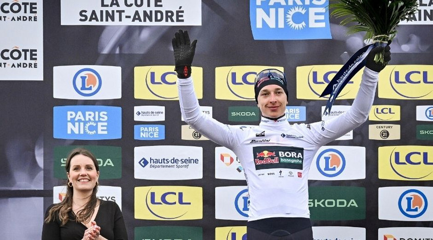 Florian Lipowitz sur le podium de la 5e étape pour prendre le maillot blanc