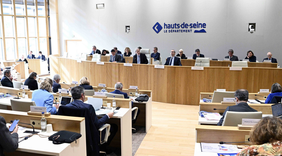 Les élus départementaux réunis dans l'hémicycle pour une séance publique.